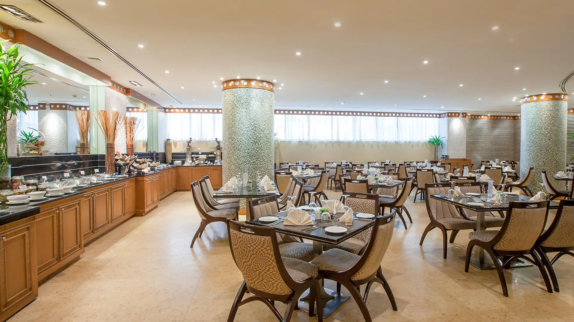 Howard Johnson Plaza By Wyndham Dubai Deira Hotell
