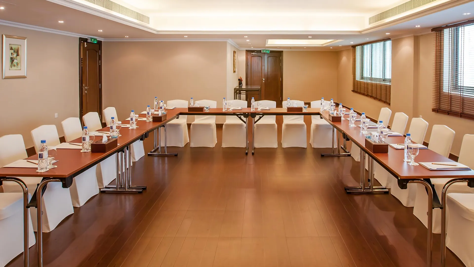 Howard Johnson Plaza By Wyndham Dubai Deira 4*,